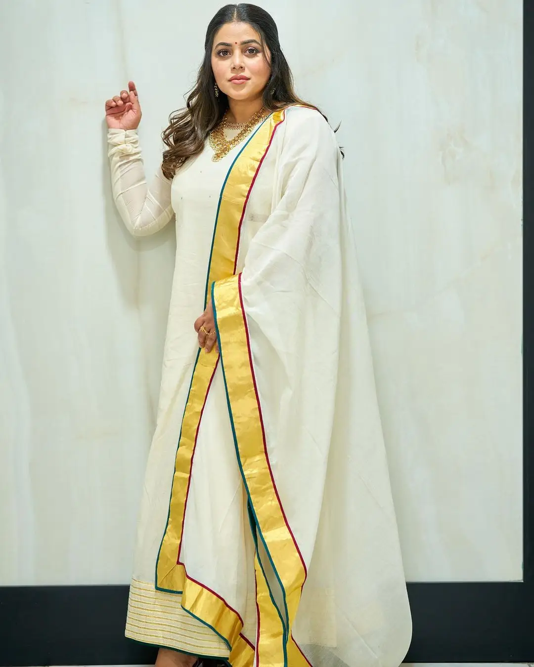 SOUTH INDIAN ACTRESS SHAMNA KASIM STILLS IN WHITE DRESS 9
